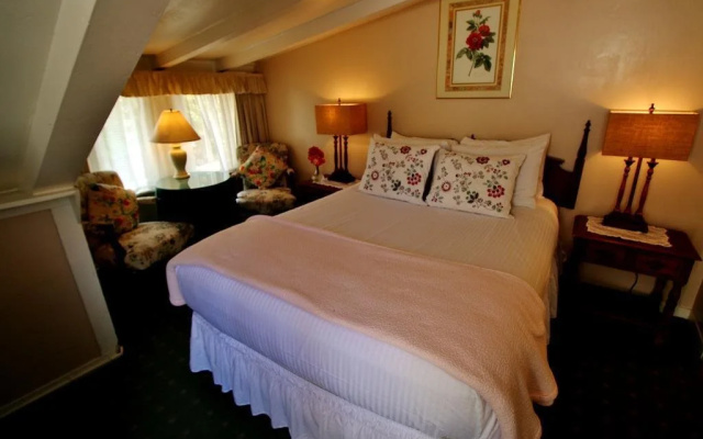 photo 3 of Carmel Green Lantern Inn