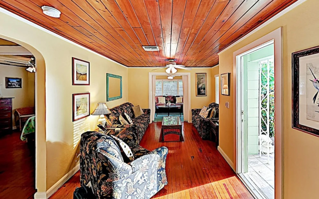 photo 4 of Tropical Oasis - 3 Minutes To Beach Home