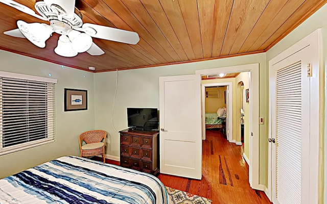 photo 5 of Tropical Oasis - 3 Minutes To Beach Home