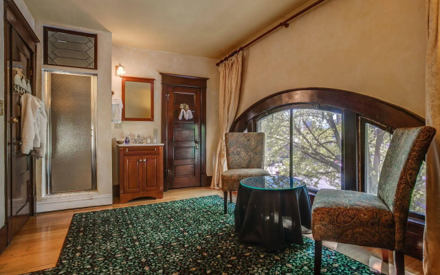photo 2 of Greenbriar Inn