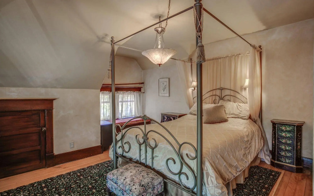 photo 4 of Greenbriar Inn