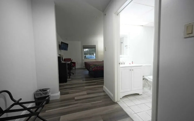photo 2 of Greenwoods Inn & Suites