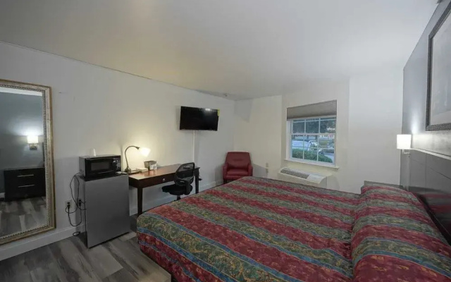 photo 3 of Greenwoods Inn & Suites