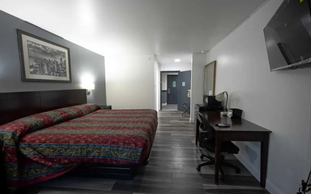 photo 4 of Greenwoods Inn & Suites