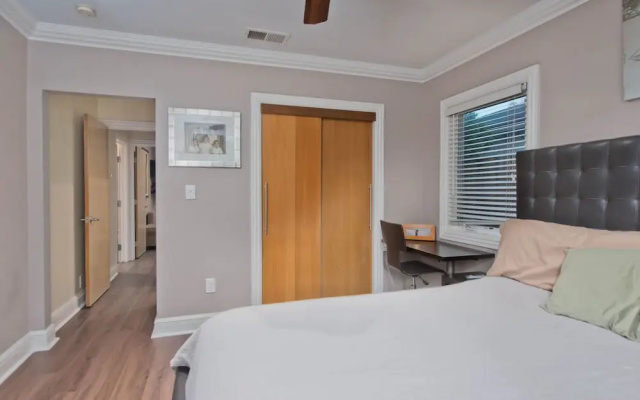 photo 3 of Ground Floor In Venice Near The Beach 3 Bedroom Home by RedAwning