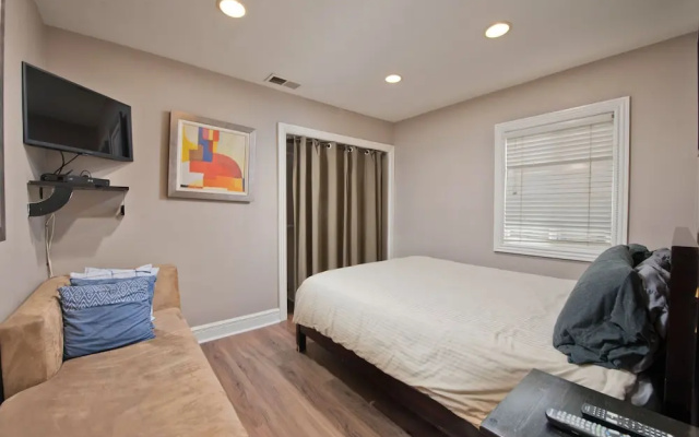 photo 4 of Ground Floor In Venice Near The Beach 3 Bedroom Home by RedAwning