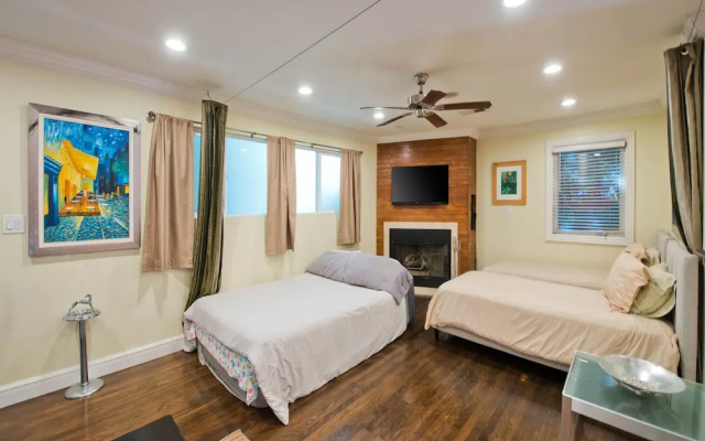 photo 5 of Ground Floor In Venice Near The Beach 3 Bedroom Home by RedAwning
