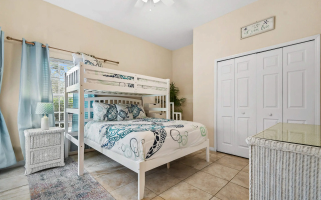 photo 4 of Ground floor unit lake view, best location, Davenport, US