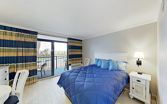photo 5 of Ground-level Oceanfront W/ Pools & Hot Tubs 1 Bedroom Condo