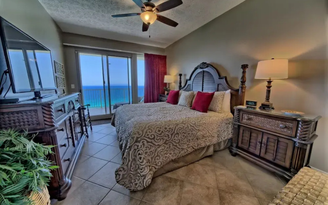 photo 4 of Luxurious High-Rise Condo with Spacious Balcony Facing the Ocean - Unit 1805 by RedAwning