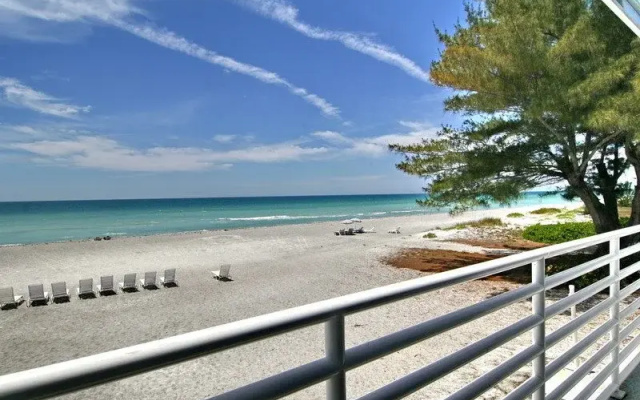 photo 4 of Gulf Tides