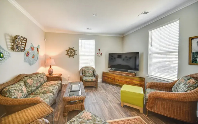 photo 2 of Hampton Condo: By Convention Center & Coliseum!