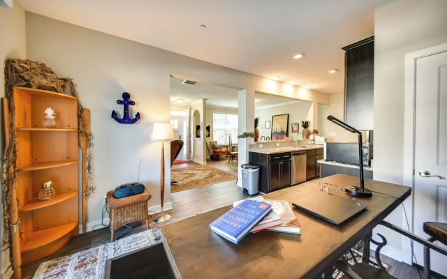 photo 4 of Hampton Condo: By Convention Center & Coliseum!
