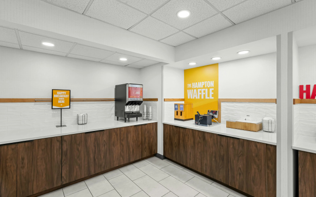 photo 4 of Hampton Inn & Suites Charlotte Airport
