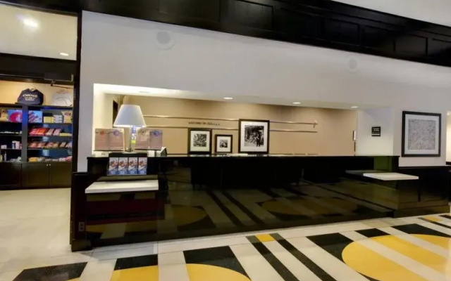 photo 2 of Hampton Inn & Suites Chicago Downtown