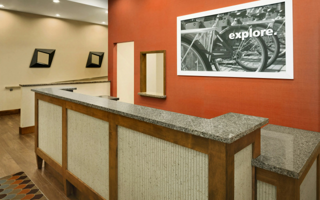 photo 2 of Hampton Inn & Suites Clayton/St. Louis-Galleria Area