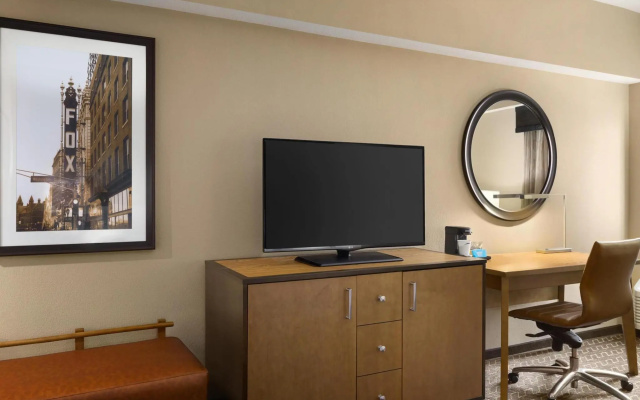 photo 4 of Hampton Inn & Suites Clayton/St. Louis-Galleria Area