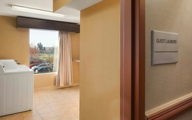 photo 4 of Hampton Inn & Suites Detroit/Sterling Heights
