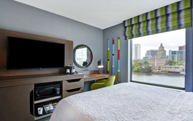 photo 3 of Hampton Inn & Suites Newark-Harrison-Riverwalk