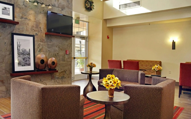 photo 2 of Hampton Inn & Suites Phoenix/Scottsdale