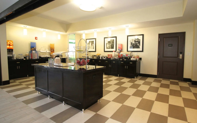 photo 2 of Hampton Inn & Suites Sandusky/Milan
