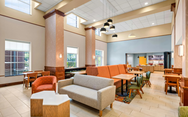 photo 2 of Hampton Inn & Suites Williamsburg-Central