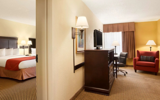 photo 4 of Wingate by Wyndham Jacksonville FL