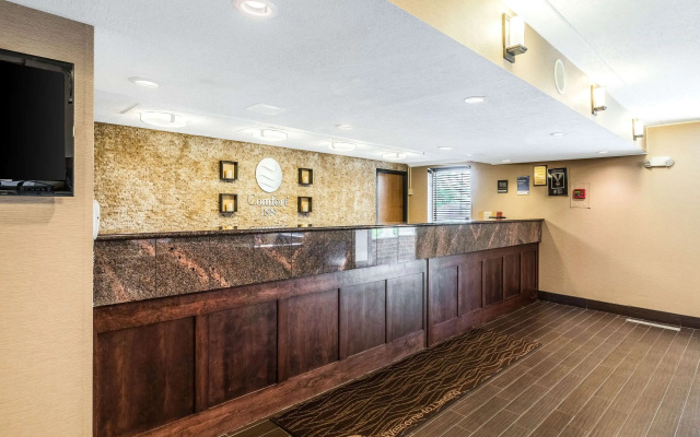 photo 2 of Comfort Inn Lansing West