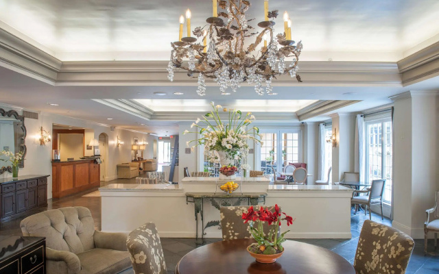 photo 2 of Hampton Inn New Orleans-St. Charles Ave./Garden District