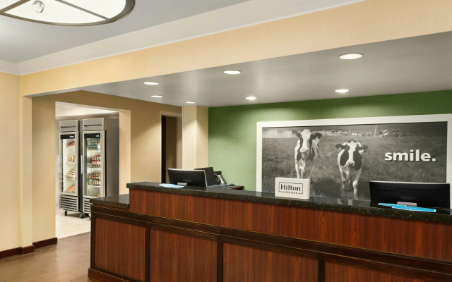 photo 2 of Hampton Inn Portland-Airport