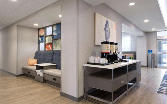 photo 4 of Hampton Inn & Suites St. Charles Old Town Area