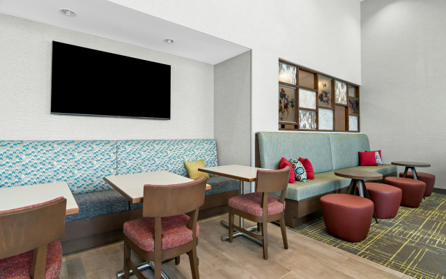 photo 2 of Hampton Inn & Suites Chicago Medical District UIC