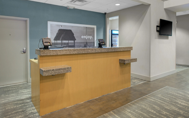 photo 2 of Hampton Inn & Suites Sarasota/Bradenton-Airport, FL