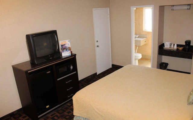 photo 3 of Harbor Inn & Suites