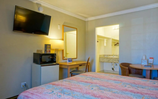 photo 3 of Harbor Motel