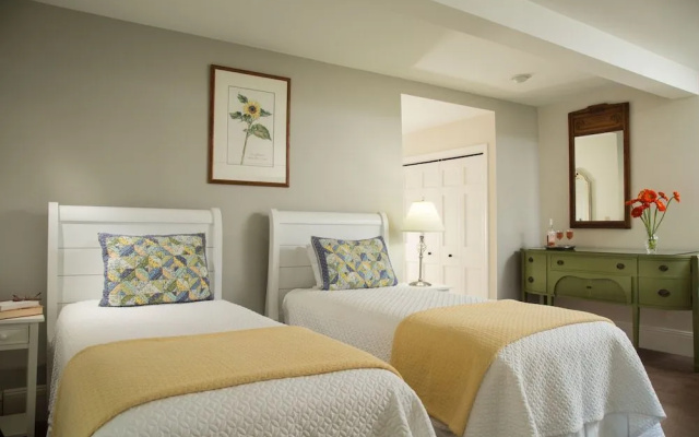 photo 4 of Hawthorn Inn