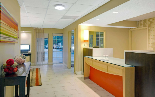 photo 2 of Suburban Studios Charlotte – Executive Park