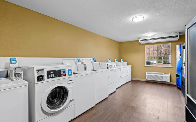 photo 4 of Suburban Studios Charlotte – Executive Park