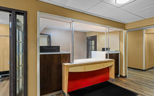 photo 5 of Suburban Studios Charlotte – Executive Park
