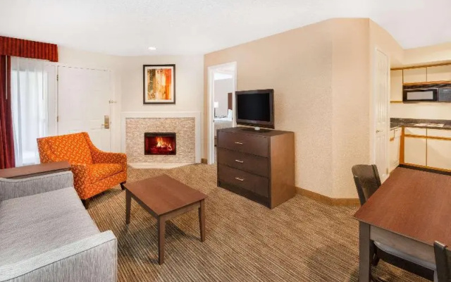 photo 4 of Hawthorn Suites by Wyndham Detroit Warren