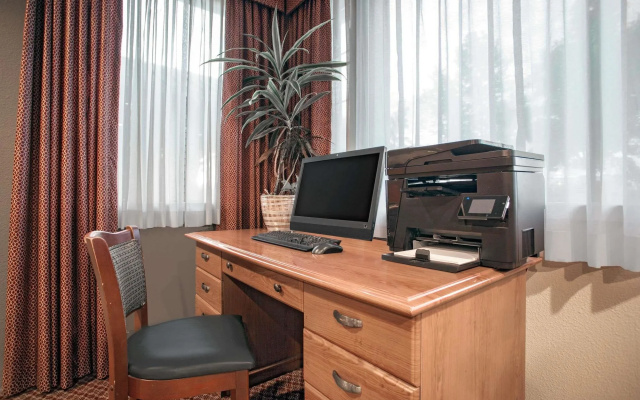 photo 2 of Kent/Sea-Tac Airport hotel
