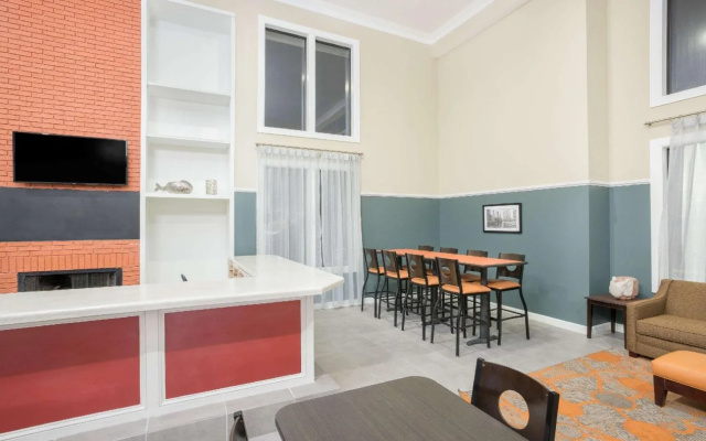 photo 2 of Spencer Inn & Suites