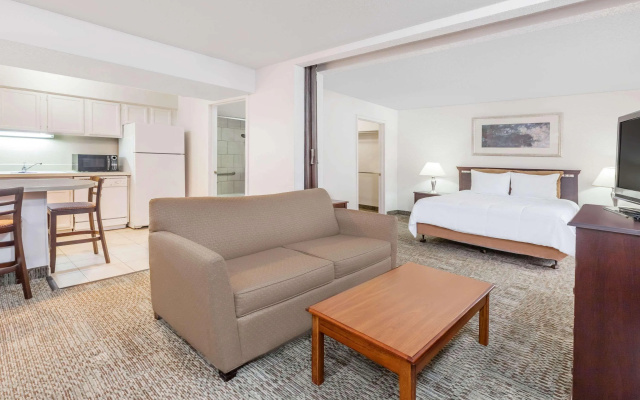 photo 4 of Hawthorn Suites by Wyndham Dallas Love Field Airport