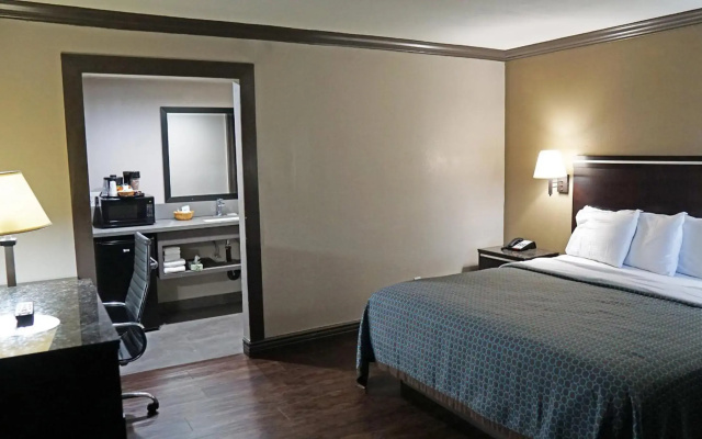 photo 2 of Hawthorne Plaza Inn