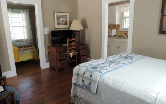 photo 2 of Hendersonville (NC) - 2 Br Cottage