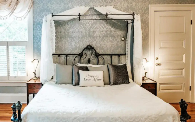 photo 4 of Heritage House Bed & Breakfast - Boutique Adults-Only Inn