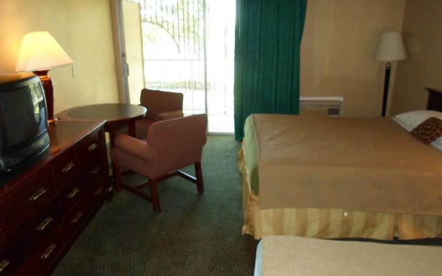 photo 3 of Heritage Inn