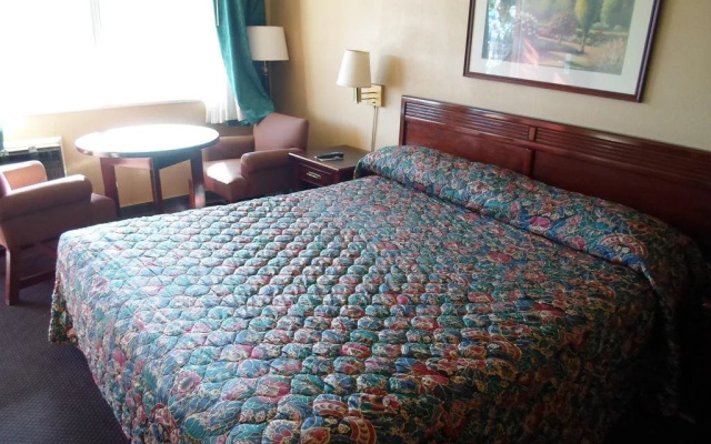 photo 4 of Heritage Inn