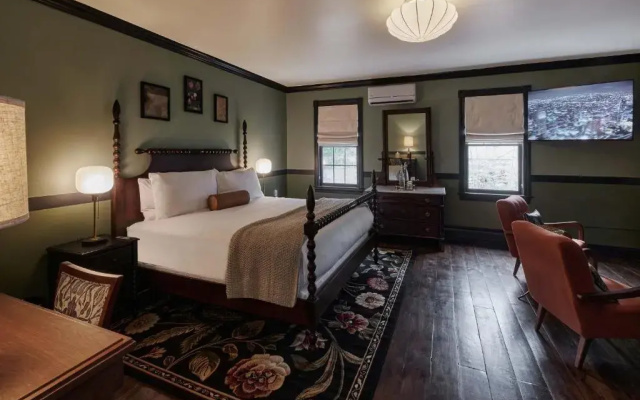 photo 2 of Hideaway Inn Lenox