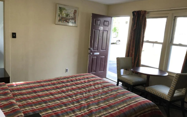 photo 3 of Highlander Inn